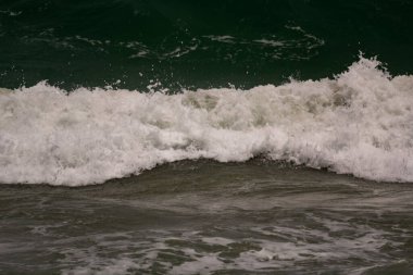 İnanılmaz deniz dalgaları sahile çarpıyor.