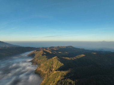 Bromo Volkanı 'ndaki hava manzaralı dağlar gündoğumunda gökyüzü, Bromo Tengger Semeru Ulusal Parkı' ndaki Penanjakan Güzel Dağları, Doğu Java, Endonezya.