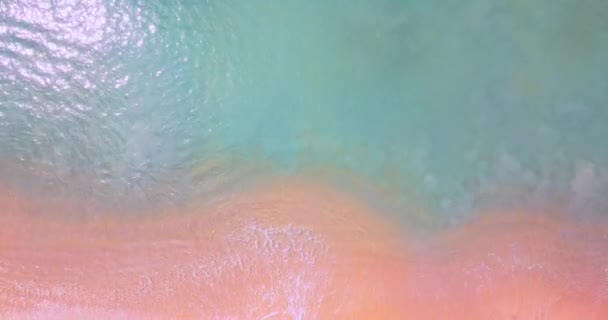 Удивительные Морские Большие Волны Ударяющиеся Скалы Мыс Дрон Воздушным Обзором — стоковое видео