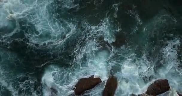 Geweldige Zee Grote Golven Crashen Rotsen Zeegezicht Luchtfoto Drone Hoge — Stockvideo