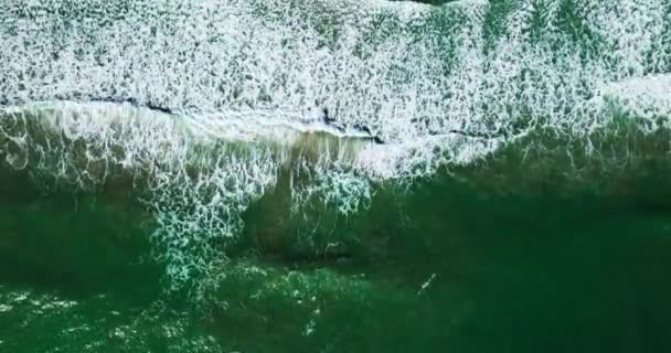 Erstaunliche Meer Große Wellen Krachen Auf Felsen Meereslandschaft Drohne Aus — Stockvideo
