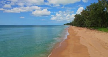 Doğa sahili yaz arkaplanı, kumlu sahile vuran dalgalar güzel kum doğası manzarası.