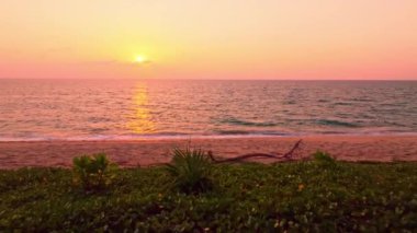 Doğa plajı, deniz batımı arka plan, kumlu sahile vuran dalgalar güzel güneş ışığı doğa manzarası