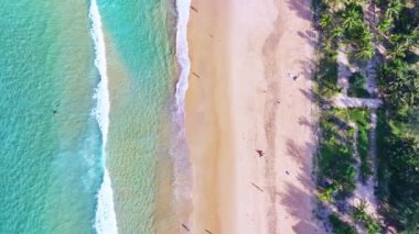Doğa sahili yaz arkaplanı, kumlu sahile vuran dalgalar güzel kum doğası manzarası.