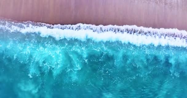 自然のビーチの海の夏の背景 砂浜の美しい砂の自然の風景の背景に衝突する波 — ストック動画