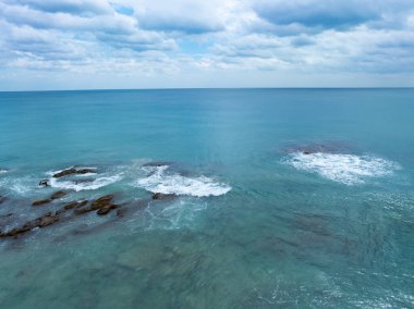 Yaz deniz dalgaları doğa arka planı, drone hava manzarası okyanus arka planı