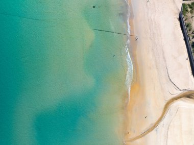 Muhteşem Top View deniz manzarası arka planı, kumlu deniz manzarası arka planına çarpan yaz dalgaları, yüksek açılı okyanus doğası