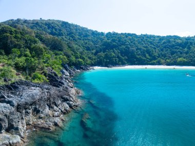 İnanılmaz tropikal deniz manzarası arka planı, kayalara çarpan tepedeki manzara dalgaları