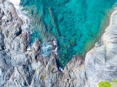 İnanılmaz tropikal deniz manzarası arka planı, kayalara çarpan tepedeki manzara dalgaları