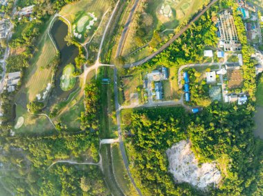 Gün batımında ya da günbatımında güzel yeşil golf sahasının hava görüntüsü, geniş açı üst görüş.