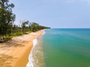 Güzel deniz sahili arka planı, güzel hava gününde inanılmaz deniz okyanusu, doğanın kumsal arka planı.