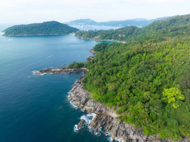 İnanılmaz tropikal deniz manzarası arka planı, kayalara çarpan tepedeki manzara dalgaları