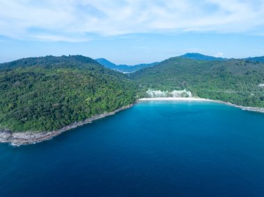 İnanılmaz tropikal deniz manzarası arka planı, kayalara çarpan tepedeki manzara dalgaları