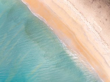 Muhteşem Top View deniz manzarası arka planı, kumlu deniz manzarasına çarpan yaz dalgaları, geniş açılı mercek okyanus doğası arka planı.