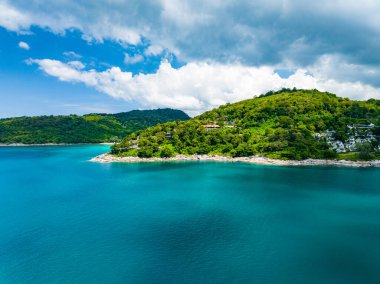Phuket Adası Tayland 'daki tropik deniz kıyılarının hava görüntüsü, güzel deniz manzarası.