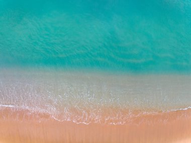 Güneşli bir günde güzel dalgalar deniz yüzeyi yaz arkaplanı, inanılmaz deniz manzarası, plaj manzarası arka plan