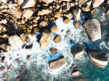 İnanılmaz tropikal deniz manzarası arka planı, kayalara çarpan tepedeki manzara dalgaları