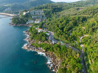 İnanılmaz tropikal deniz manzarası arka planı, kayalara çarpan tepedeki manzara dalgaları