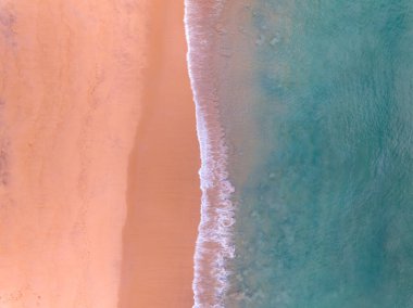 Güneşli bir günde güzel dalgalar deniz yüzeyi yaz arkaplanı, inanılmaz deniz manzarası, plaj manzarası arka plan