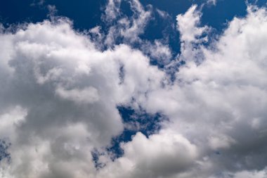 Güzel mavi gökyüzü beyaz bulutlar doğa çevresi