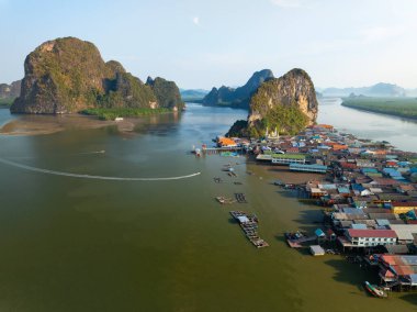 Phang Nga Tayland 'daki Panyee adasının havadan görünüşü, Yüksek açılı yüzen köy, Koh Panyee balıkçı köyü Tayland, Phang Nga' da.