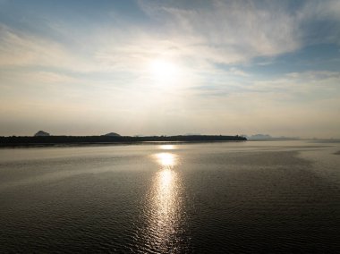 İnanılmaz dağlar bol mangrov ormanı, gündoğumunda ya da günbatımında gökyüzünde orman ağaçlarının havadan görünüşü