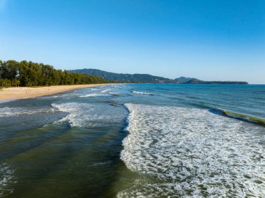 Kumlu sahile vuran dalgalar, yaz mevsiminde deniz manzaralı güzel dalgalar, inanılmaz plaj rengarenk su arka planı.