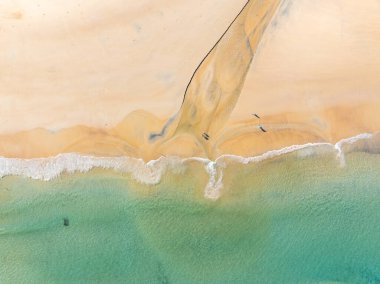 Muhteşem Top View deniz manzarası arka planı, kumlu deniz manzarası arka planına çarpan yaz dalgaları, yüksek açılı okyanus doğası