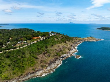 İnanılmaz tropikal deniz manzarası arka planı, kayalara çarpan tepedeki manzara dalgaları