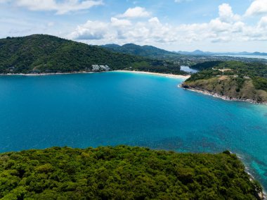 İnanılmaz tropikal deniz manzarası arka planı, kayalara çarpan tepedeki manzara dalgaları