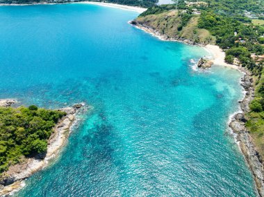 İnanılmaz tropikal deniz manzarası arka planı, kayalara çarpan tepedeki manzara dalgaları