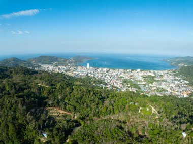 Patong körfezi Phuket Tayland, Andaman Denizi 'ndeki inanılmaz güzel okyanus, Hava Görüntülü Drone kamera yüksek açı.