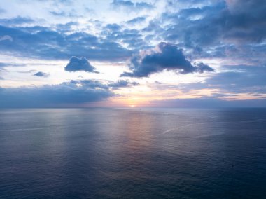 Manzara Günbatımı Gökyüzü, Doğa Güzel Işık Günbatımı ya da deniz yüzeyinde gün doğumu Gökyüzü arkaplanı