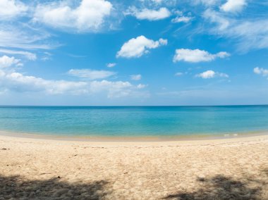 Muhteşem Top View deniz manzarası arka planı, kumlu deniz manzarasına çarpan yaz dalgaları, geniş açılı mercek okyanus doğası arka planı.