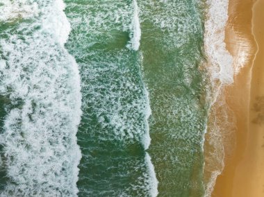 Kumlu sahile vuran dalgalar, yaz mevsiminde deniz manzaralı güzel dalgalar, inanılmaz plaj rengarenk su arka planı.