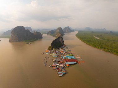 Phang Nga Tayland 'daki Panyee adasının havadan görünüşü, Yüksek açılı yüzen köy, Koh Panyee balıkçı köyü Tayland, Phang Nga' da.