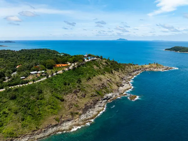 İnanılmaz tropikal deniz manzarası arka planı, kayalara çarpan tepedeki manzara dalgaları