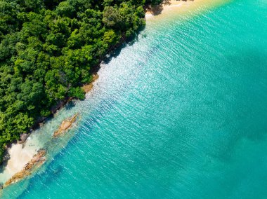 Yaz deniz dalgaları kumlu deniz manzarasına çarpıyor, geniş açı mercek okyanus doğası arka planı
