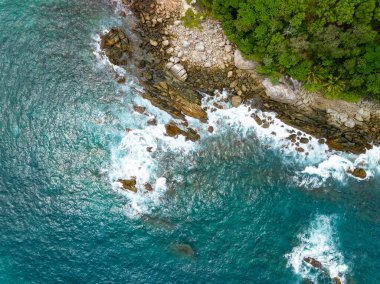 İnanılmaz tropikal deniz manzarası arka planı, kayalara çarpan tepedeki manzara dalgaları
