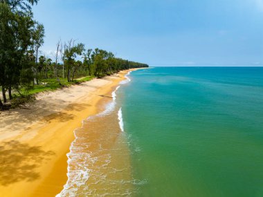 Yaz deniz dalgaları kumlu deniz manzarasına çarpıyor, geniş açı mercek okyanus doğası arka planı