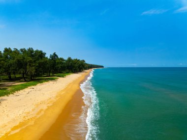 Yaz deniz dalgaları kumlu deniz manzarasına çarpıyor, geniş açı mercek okyanus doğası arka planı