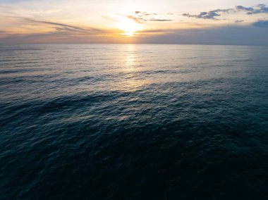 Manzara Günbatımı Gökyüzü, Doğa Güzel Işık Günbatımı ya da deniz yüzeyinde gün doğumu Gökyüzü arkaplanı