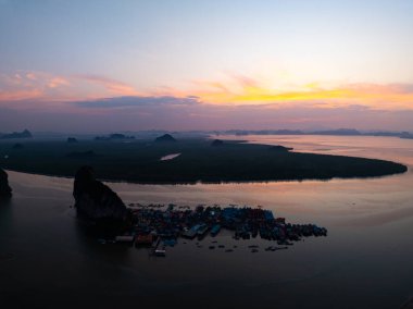 Phang Nga Tayland 'daki Panyee adasının havadan görünüşü, Yüksek açılı yüzen köy, Koh Panyee balıkçı köyü Tayland, Phang Nga' da.