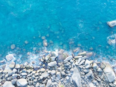 İnanılmaz tropikal deniz manzarası arka planı, kayalara çarpan tepedeki manzara dalgaları