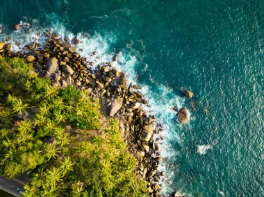 İnanılmaz tropikal deniz manzarası arka planı, kayalara çarpan tepedeki manzara dalgaları