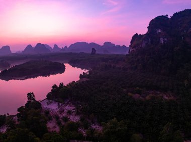 Hava manzarası güzel manzara doğa manzarası güneş doğumu sabah su yüzeyindeki yansımalarla gün doğumu veya günbatımı manzara dağları arka planında
