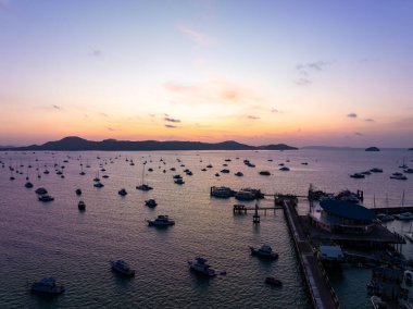 Hava manzaralı günbatımı gökyüzü, doğa güzel gün batımı ya da deniz üzerinde gün doğumu, çarpıcı dramatik günbatımı manzarası Gökyüzü inanılmaz bulutlar ve günbatımı dalgaları ile doğa ışığı arka planı
