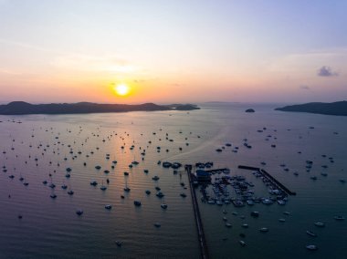 Hava manzaralı günbatımı gökyüzü, doğa güzel gün batımı ya da deniz üzerinde gün doğumu, çarpıcı dramatik günbatımı manzarası Gökyüzü inanılmaz bulutlar ve günbatımı dalgaları ile doğa ışığı arka planı