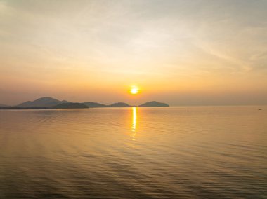 Hava manzaralı günbatımı gökyüzü, doğa güzel gün batımı ya da deniz üzerinde gün doğumu, çarpıcı dramatik günbatımı manzarası Gökyüzü inanılmaz bulutlar ve günbatımı dalgaları ile doğa ışığı arka planı