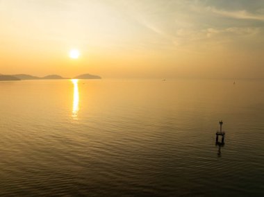 Hava manzaralı günbatımı gökyüzü, doğa güzel gün batımı ya da deniz üzerinde gün doğumu, çarpıcı dramatik günbatımı manzarası Gökyüzü inanılmaz bulutlar ve günbatımı dalgaları ile doğa ışığı arka planı